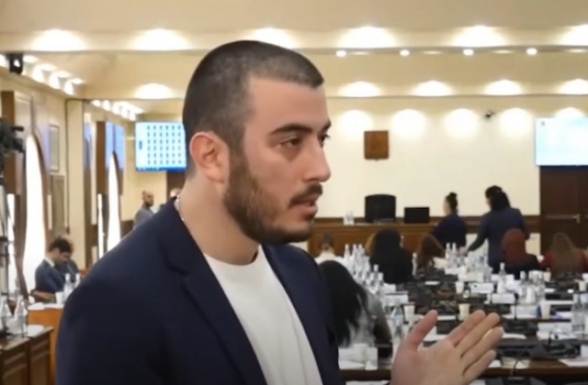 Члена фракции «Мать Армения» смогли вывести из зала заседаний Совета старейшин лишь с помощью «красных беретов» (видео)